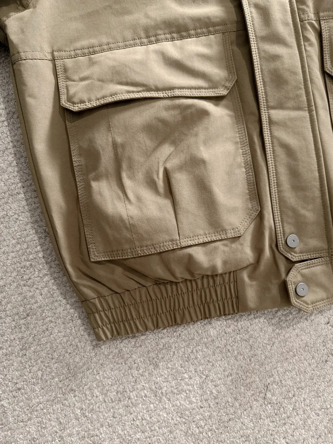 Two-day delivery time P960 Big Goose 🔥🔥 High-end customization 2025 winter official website's latest popular down jacket. Original custom-made hardware accessories for customers, all imported and original customization. Welcome to compare at the counter. Absolutely high quality. Use top-grade 90 white goose down. Super soft. Filled with fluffy and full feathers. Super heavy work. Fabric workmanship is excellent. The version is super perfect. Note⚠The fabric is super comfortable. Exclusive model. High-end quality. A must-have warm and protective artifact in winter. Size: M-3XL